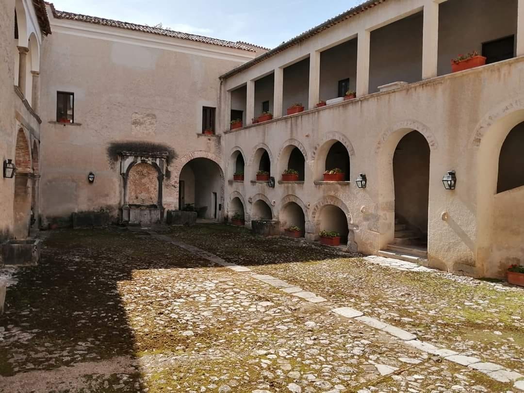 Abbazia Santa Maria di Cadossa, Interno della chiesa badiale (1578).